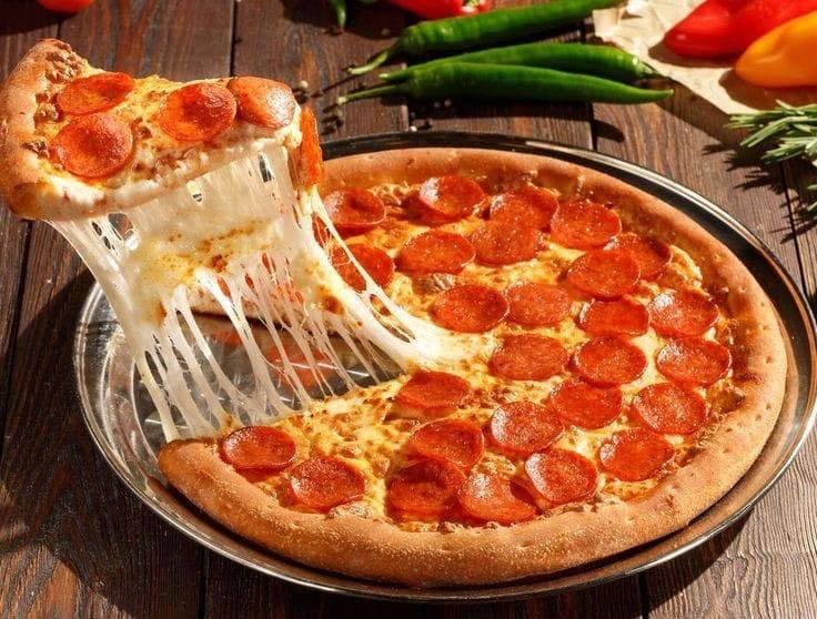 Pizza K-FOOD appena sfornata, con pomodoro, mozzarella e salame piccante